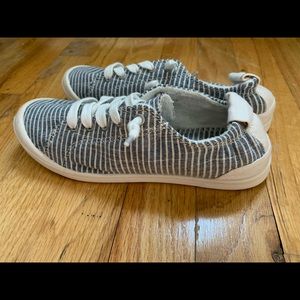 American Eagle slip on sneaker